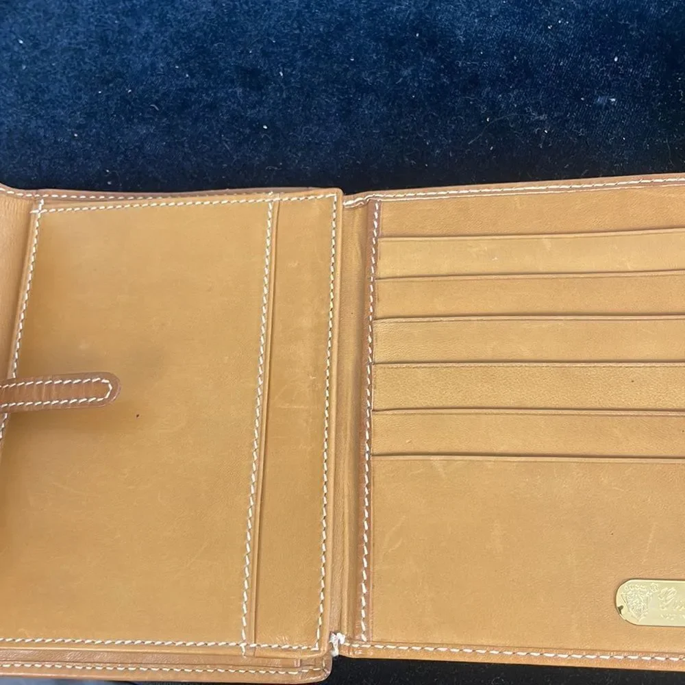 Gucci Vintage Tan Logo With Kiss Lock Wallet